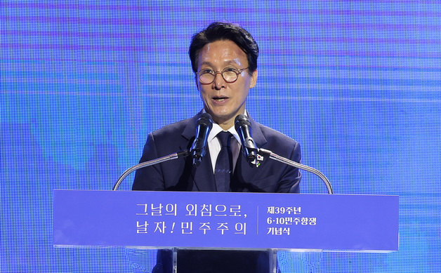정청래 껴안은 김민석…"대한민국 넘어 세계를 민주주의·평화 시대로"