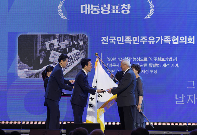 대통령 표창 수여하는 김민석 총리