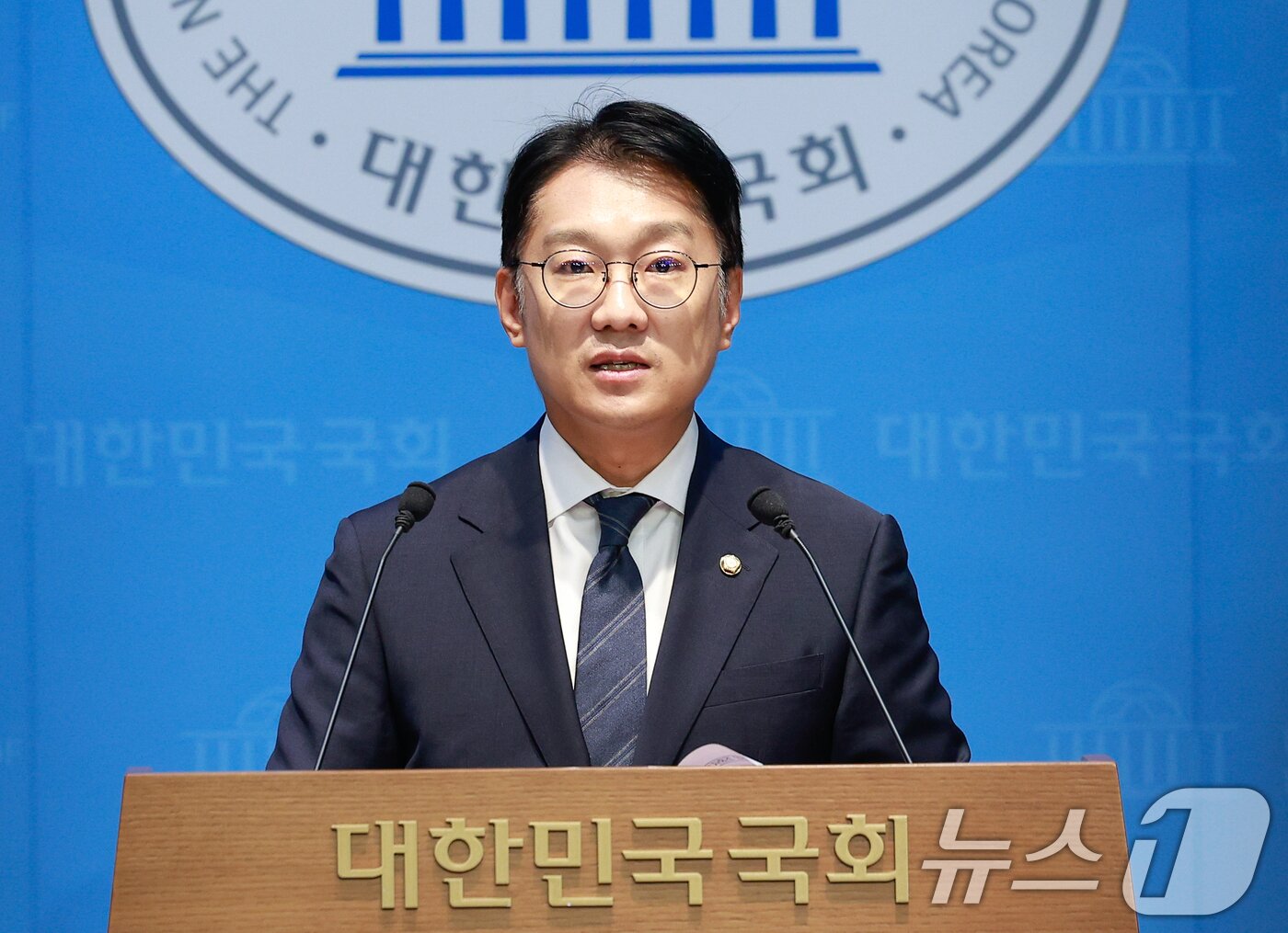 본문 이미지 - 김남준 더불어민주당 의원이 지난달 10일 서울 여의도 국회 소통관에서 민주당 전국대학생위원회의 '선관위 국민참정권 침해 규탄 및 대학가 시국선언 관련 기자회견'을 소개하고 있다. 2026.6.10 ⓒ 뉴스1 안은나 기자