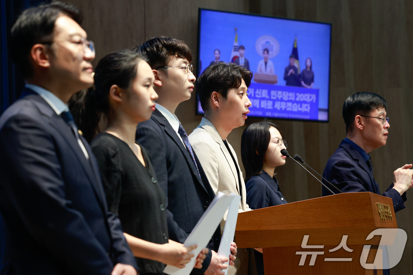 (서울=뉴스1) 안은나 기자 = 봉건우 더불어민주당 전국대학생위원회 위원장이 10일 서울 여의도 국회 소통관에서 열린 '선관위 국민참정권 침해 규탄 및 대학가 시국선언 관련 기자회 …
