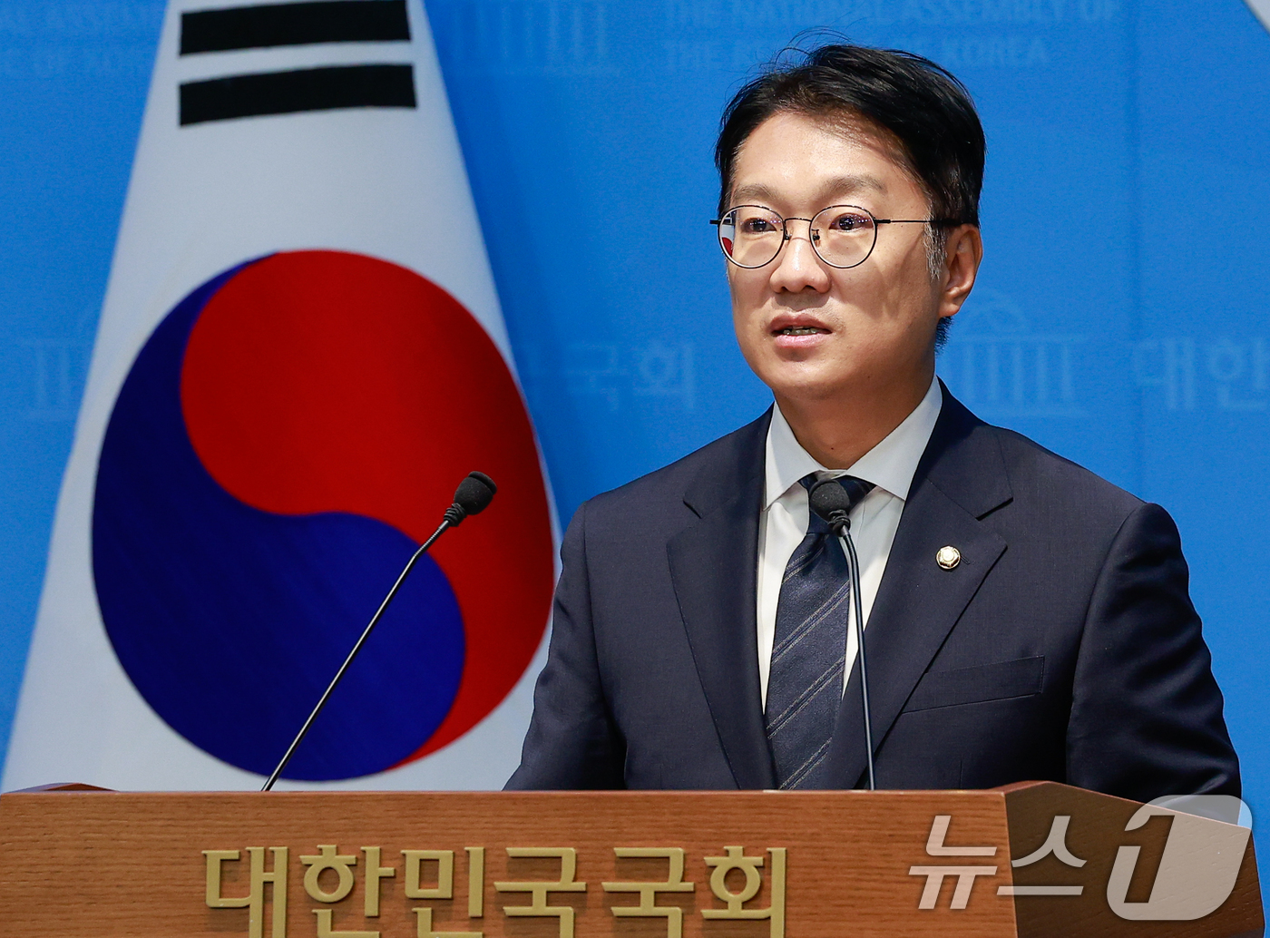(서울=뉴스1) 안은나 기자 = 김남준 더불어민주당 의원이 10일 서울 여의도 국회 소통관에서 민주당 전국대학생위원회의 '선관위 국민참정권 침해 규탄 및 대학가 시국선언 관련 기자 …