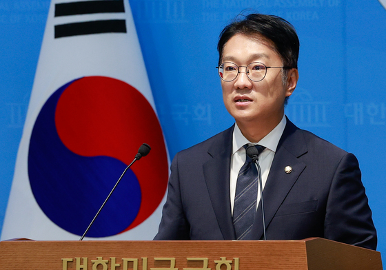 기자회견 소개하는 김남준 의원