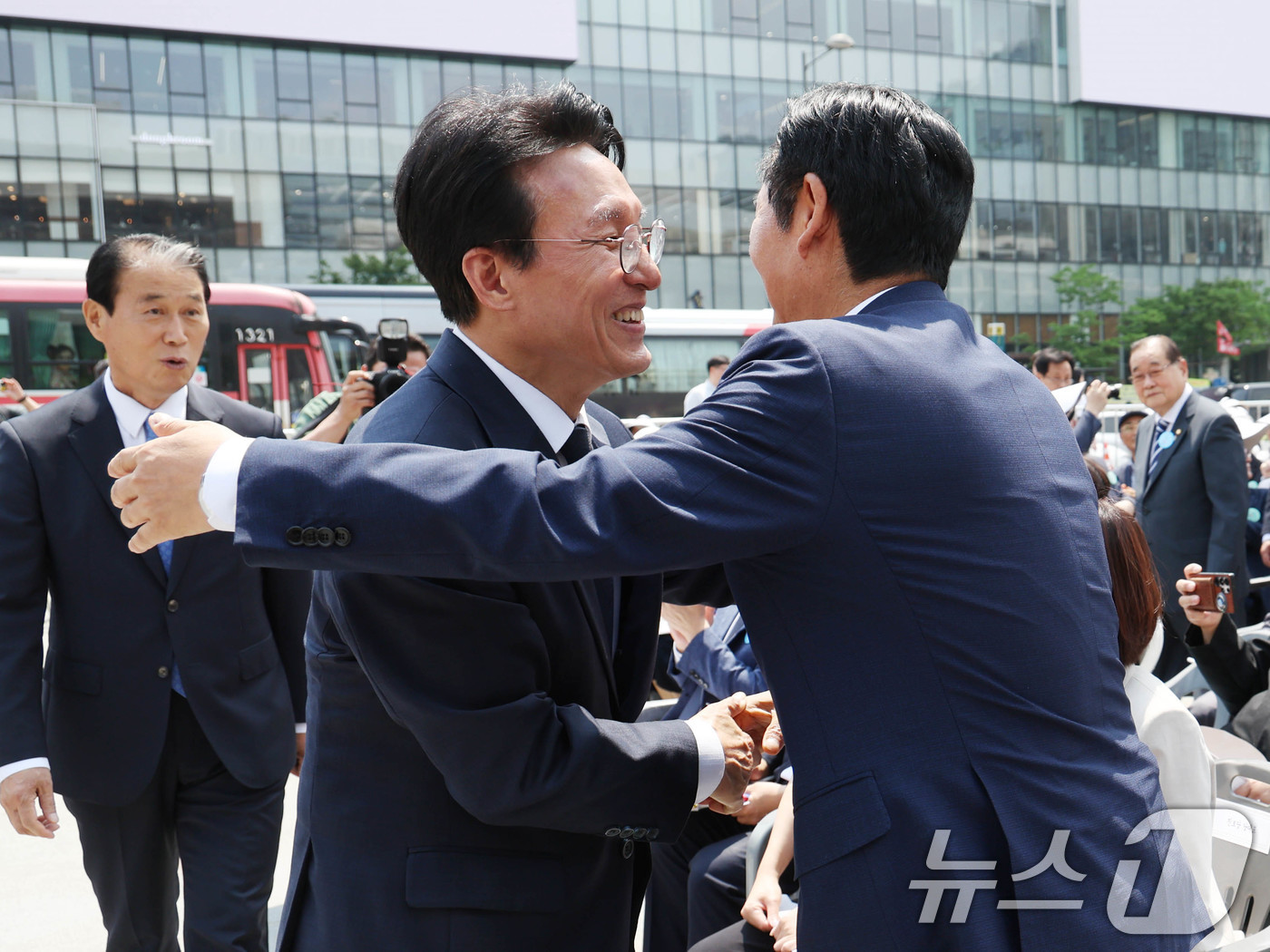 (서울=뉴스1) 김명섭 기자 = 김민석 국무총리와 정청래 더불어민주당 대표가 10일 오전 서울 종로구 광화문광장에서 열린 제100주년 6·10 만세운동 기념식에서 만나 인사를 나누 …
