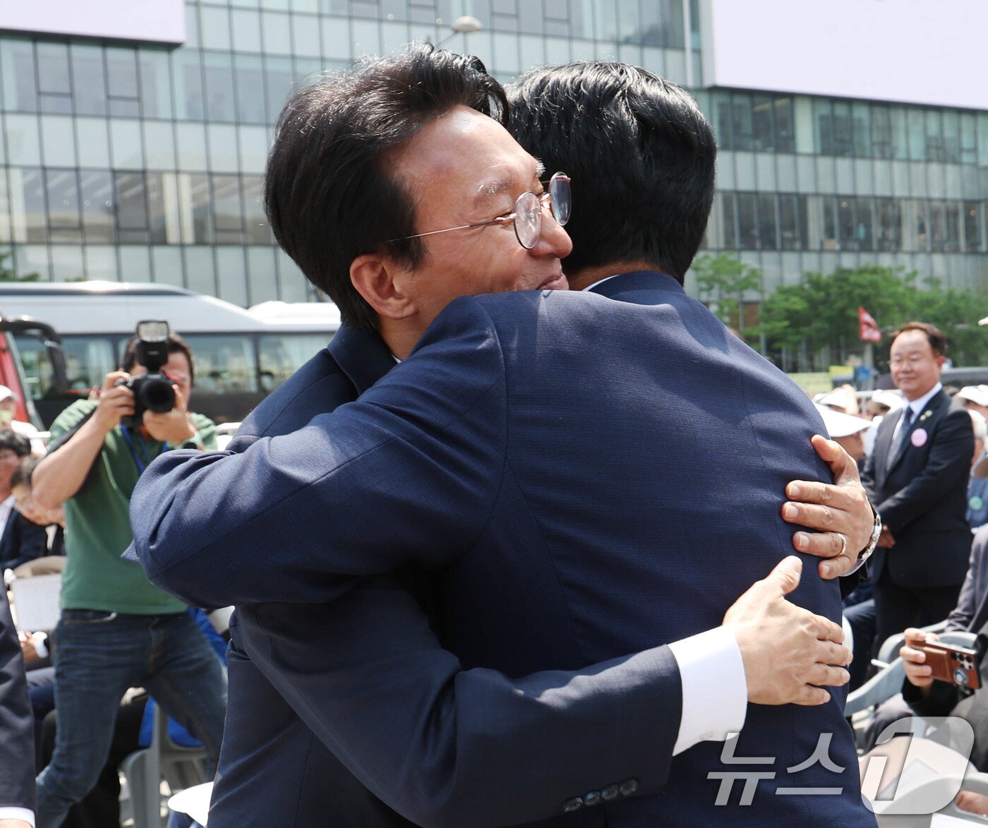 본문 이미지 - 김민석 국무총리와 정청래 더불어민주당 대표가 10일 오전 서울 종로구 광화문광장에서 열린 제100주년 6·10 만세운동 기념식에서 만나 부둥켜 안고 있다. (공동취재) 2026.6.10 ⓒ 뉴스1 김명섭 기자