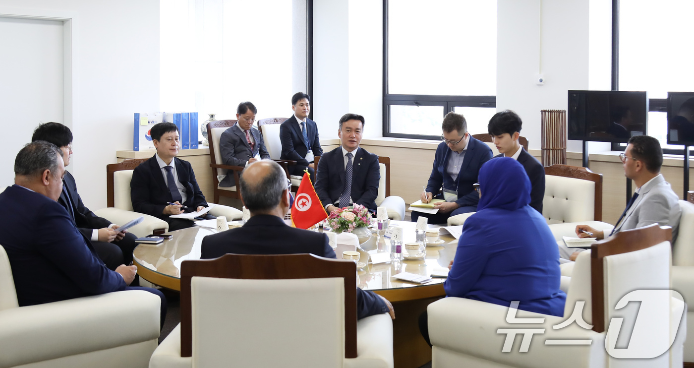 (서울=뉴스1) = 이종욱 관세청장이 10일 정부대전청사에서 모하메드 헤디 사페로 튀니지 관세청장을 비롯한 대표단과 회담을 하고 있다. (관세청 제공. 재판매 및 DB금지) 202 …