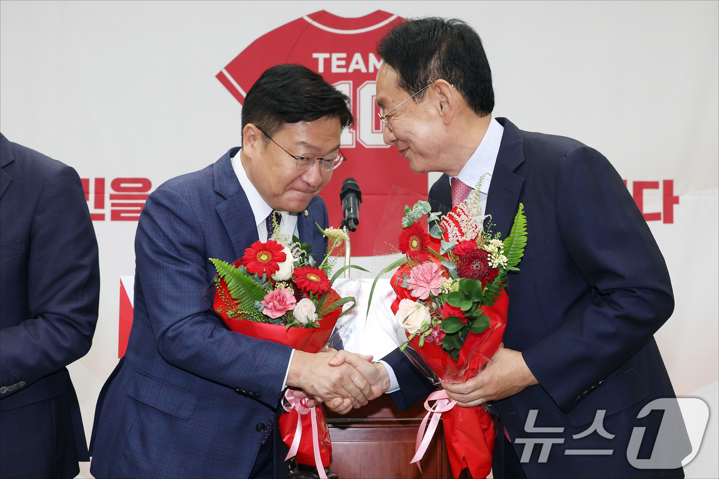 (서울=뉴스1) 신웅수 기자 = 정점식 국민의힘 신임 원내대표가 10일 서울 여의도 국회에서 열린 국민의힘 원내대표 선출 의원총회에서 김도읍 후보와 악수를 하고 있다. (공동취재) …
