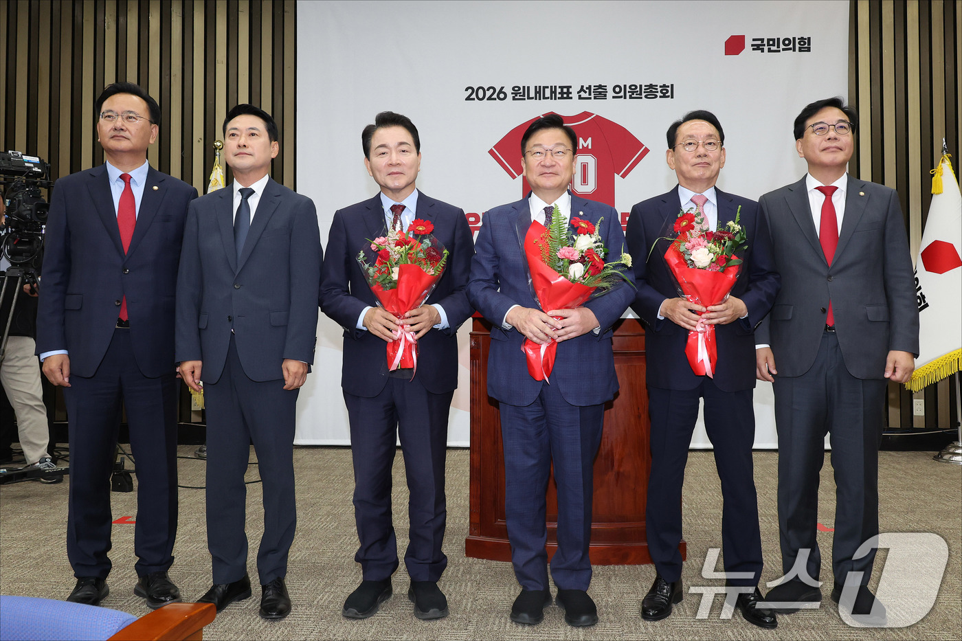 (서울=뉴스1) 신웅수 기자 = 정점식 국민의힘 신임 원내대표가 10일 서울 여의도 국회에서 열린 국민의힘 원내대표 선출 의원총회에서 장동혁 대표, 송언석 전 원내대표, 김도읍, …