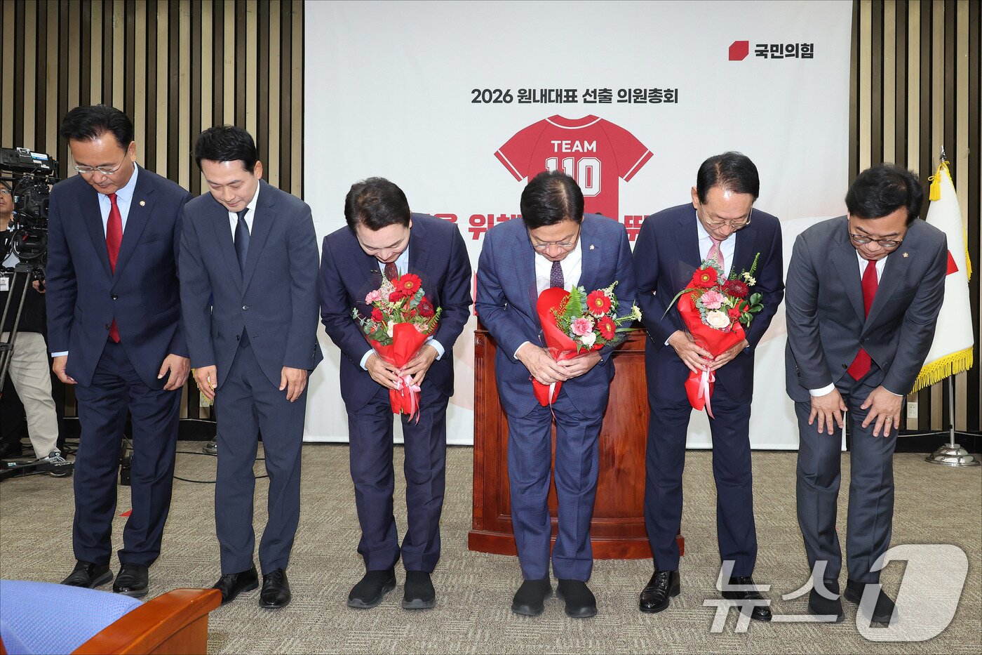 본문 이미지 - 정점식 국민의힘 신임 원내대표가 10일 서울 여의도 국회에서 열린 국민의힘 원내대표 선출 의원총회에서 장동혁 대표, 송언석 전 원내대표, 김도읍, 성일종 후보 등과 인사를 하고 있다. (공동취재) 2026.6.10 ⓒ 뉴스1 신웅수 기자