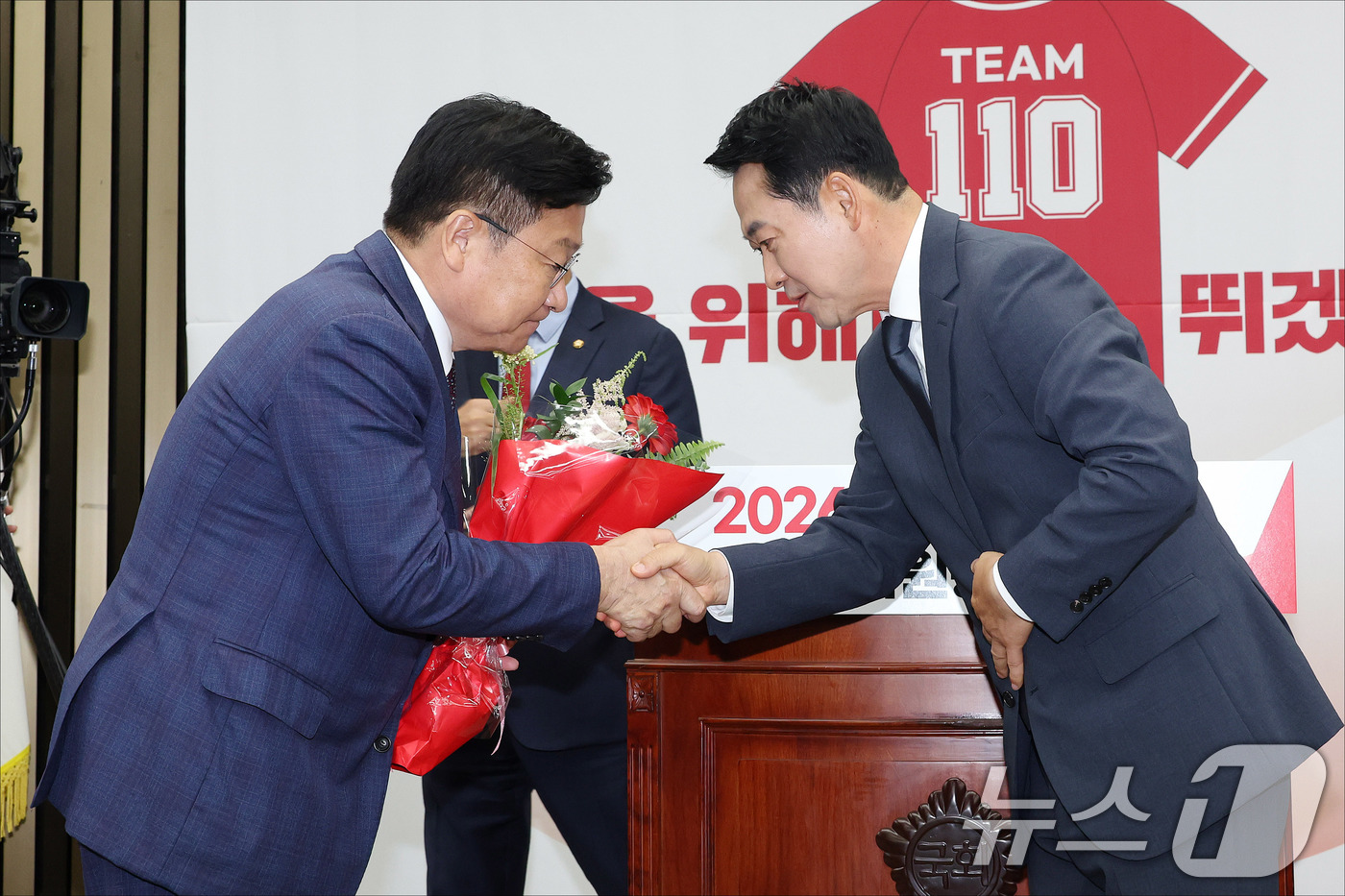 (서울=뉴스1) 신웅수 기자 = 정점식 국민의힘 신임 원내대표가 10일 서울 여의도 국회에서 열린 국민의힘 원내대표 선출 의원총회에서 장동혁 대표와 악수를 하고 있다. (공동취재) …