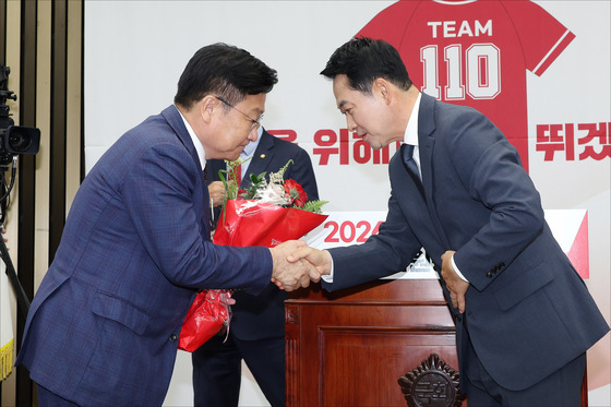 악수하는 장동혁·정점식