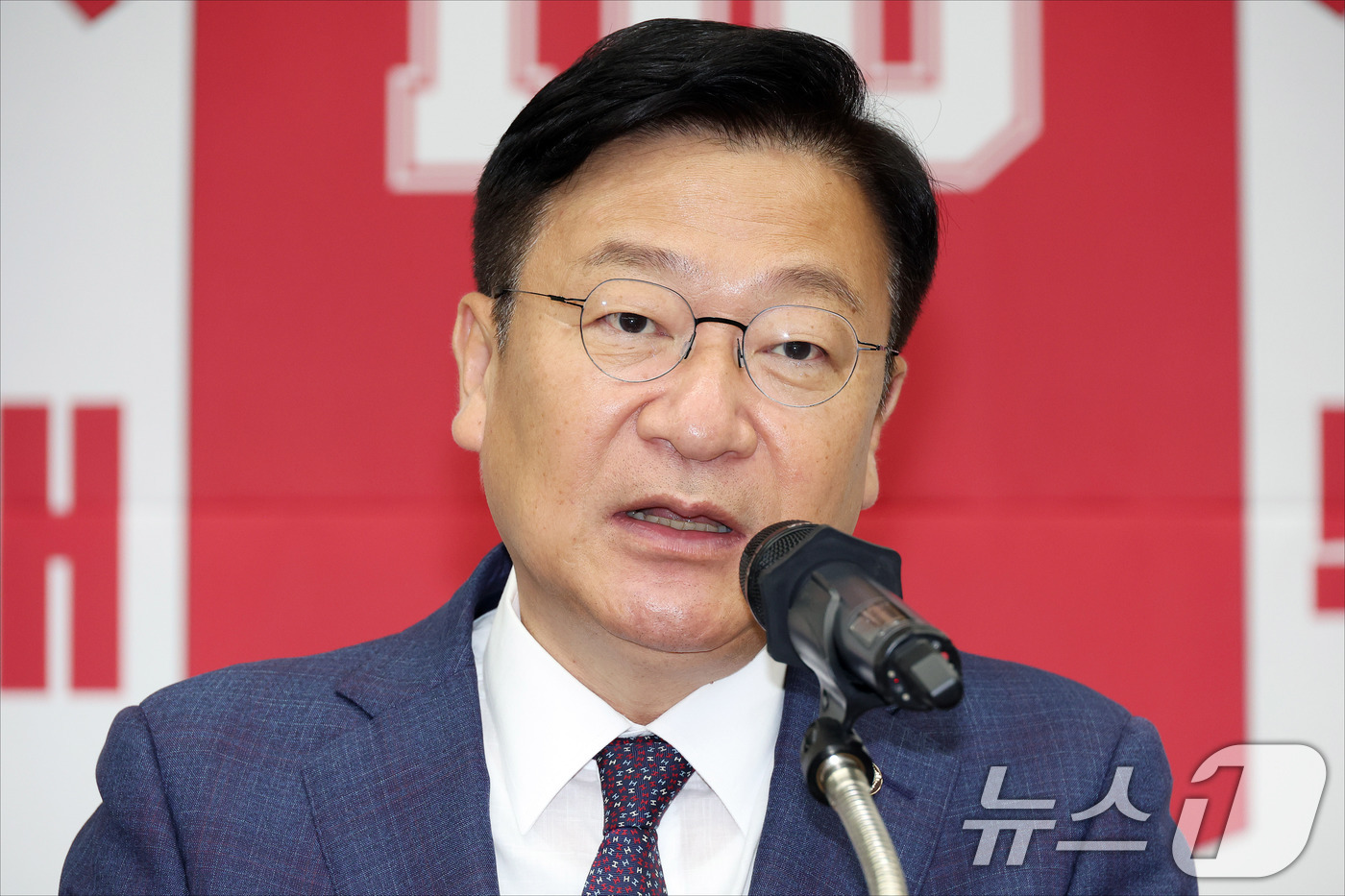 (서울=뉴스1) 신웅수 기자 = 정점식 국민의힘 신임 원내대표가 10일 서울 여의도 국회에서 열린 국민의힘 원내대표 선출 의원총회에서 당선 소감을 밝히고 있다. (공동취재) 202 …