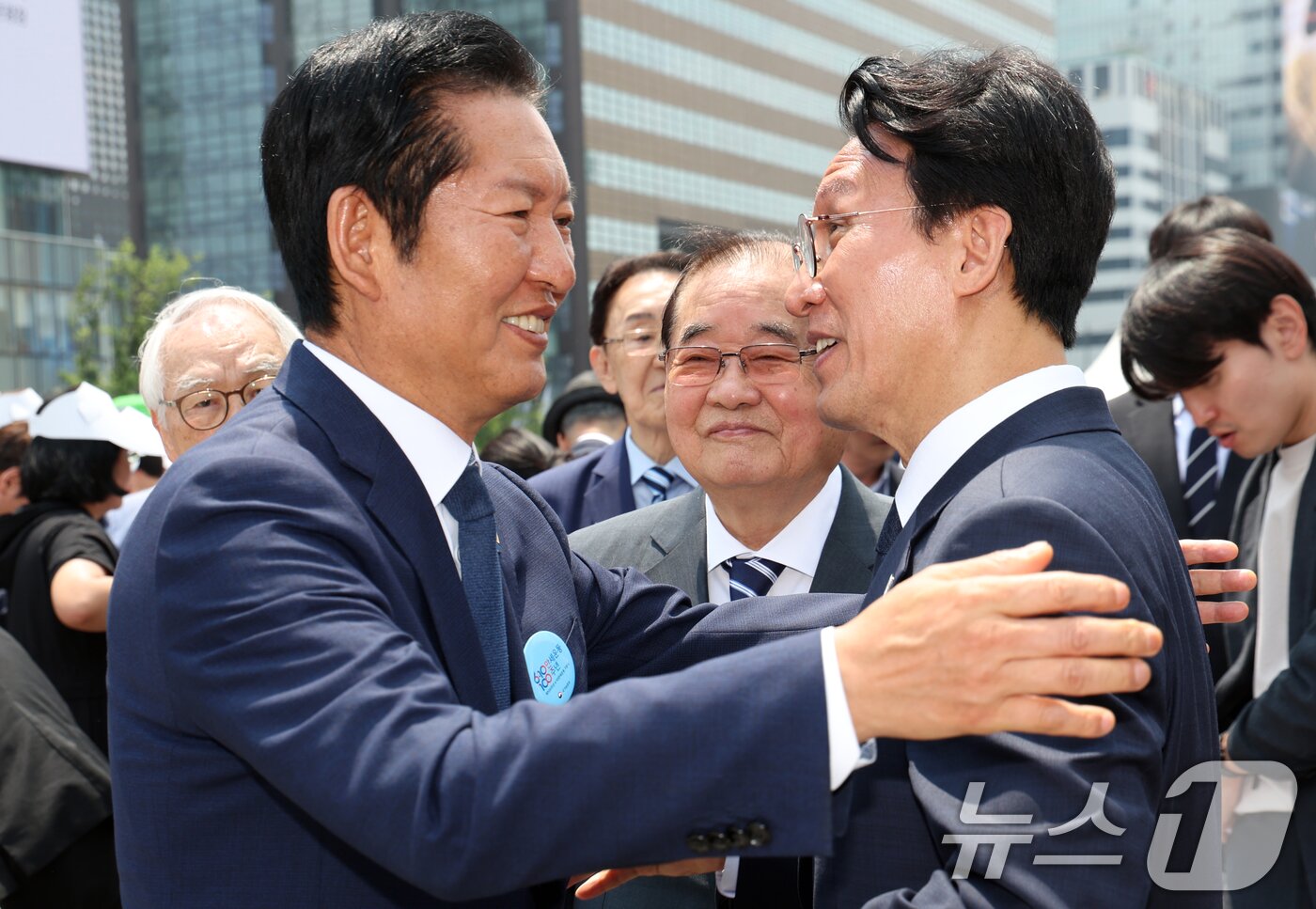 본문 이미지 - 김민석 국무총리와 정청래 더불어민주당 대표가 10일 오전 서울 종로구 광화문광장에서 열린 제100주년 6·10 만세운동 기념식을 마치고 인사를 하고 있다. 2026.6.10 ⓒ 뉴스1 김명섭 기자