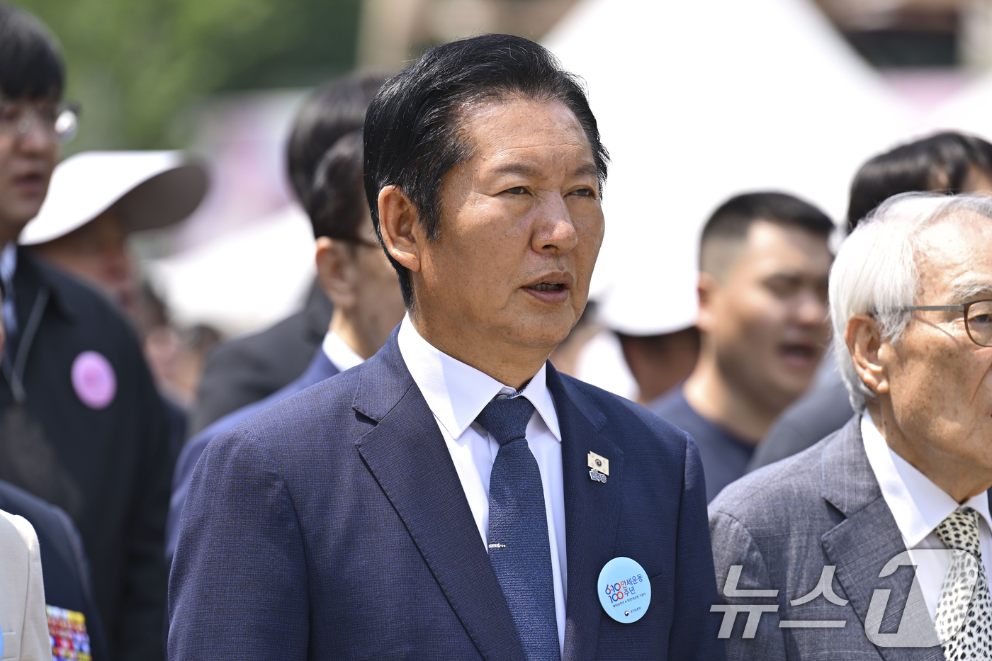 (서울=뉴스1) 김명섭 기자 = 10일 서울 종로구 광화문광장에서 열린 제100주년 6·10만세운동 기념식에 정청래 더불어민주당 대표가 애국가를 부르고 있다. (공동취재) 2026 …