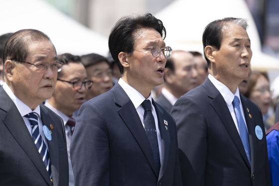 애국가 부르는 김민석 총리