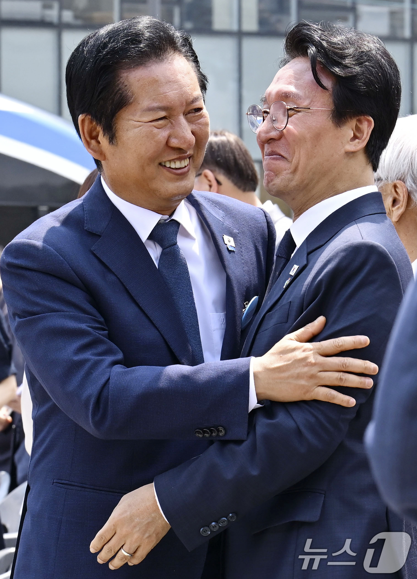 (서울=뉴스1) 김명섭 기자 = 10일 서울 종로구 광화문광장에서 열린 제100주년 6·10만세운동 기념식에 정청래(왼쪽) 더불어민주당 대표와 김민석 국무총리가 포옹하고 있다. ( …