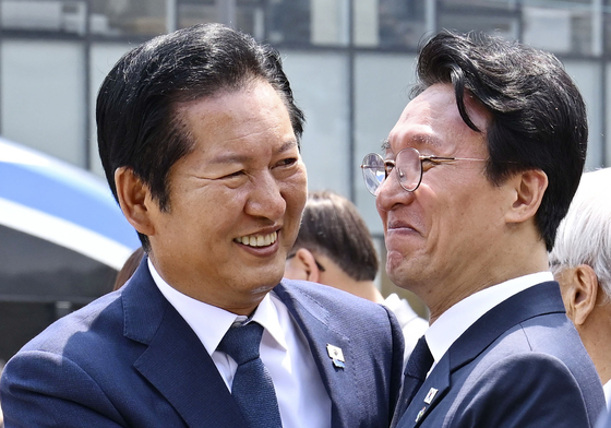 웃으며 포옹하는 김민석·정청래