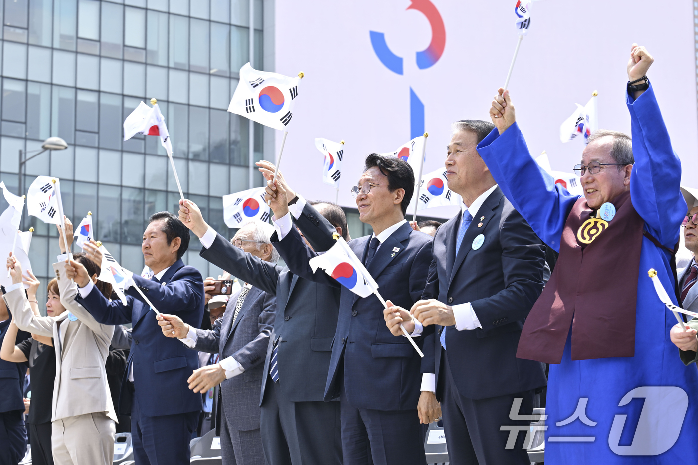 (서울=뉴스1) 김명섭 기자 = 10일 서울 종로구 광화문광장에서 열린 제100주년 6·10만세운동 기념식에서 김민석(오른쪽 세 번째) 국무총리, 정청래(왼쪽 두 번째) 더불어민주 …