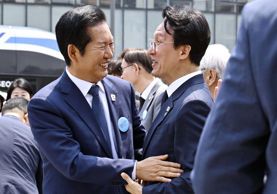 포옹으로 인사하는 김민석·정청래