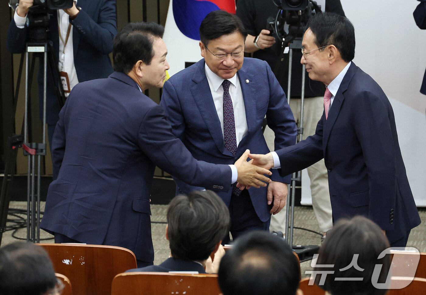 본문 이미지 - 정점식 국민의힘 신임 원내대표가 10일 서울 여의도 국회에서 열린 원내대표 선출 의원총회에서 함께 출마했던 성일종, 김도읍 의원과 인사하고 있다. (공동취재) 2026.6.10 ⓒ 뉴스1 신웅수 기자