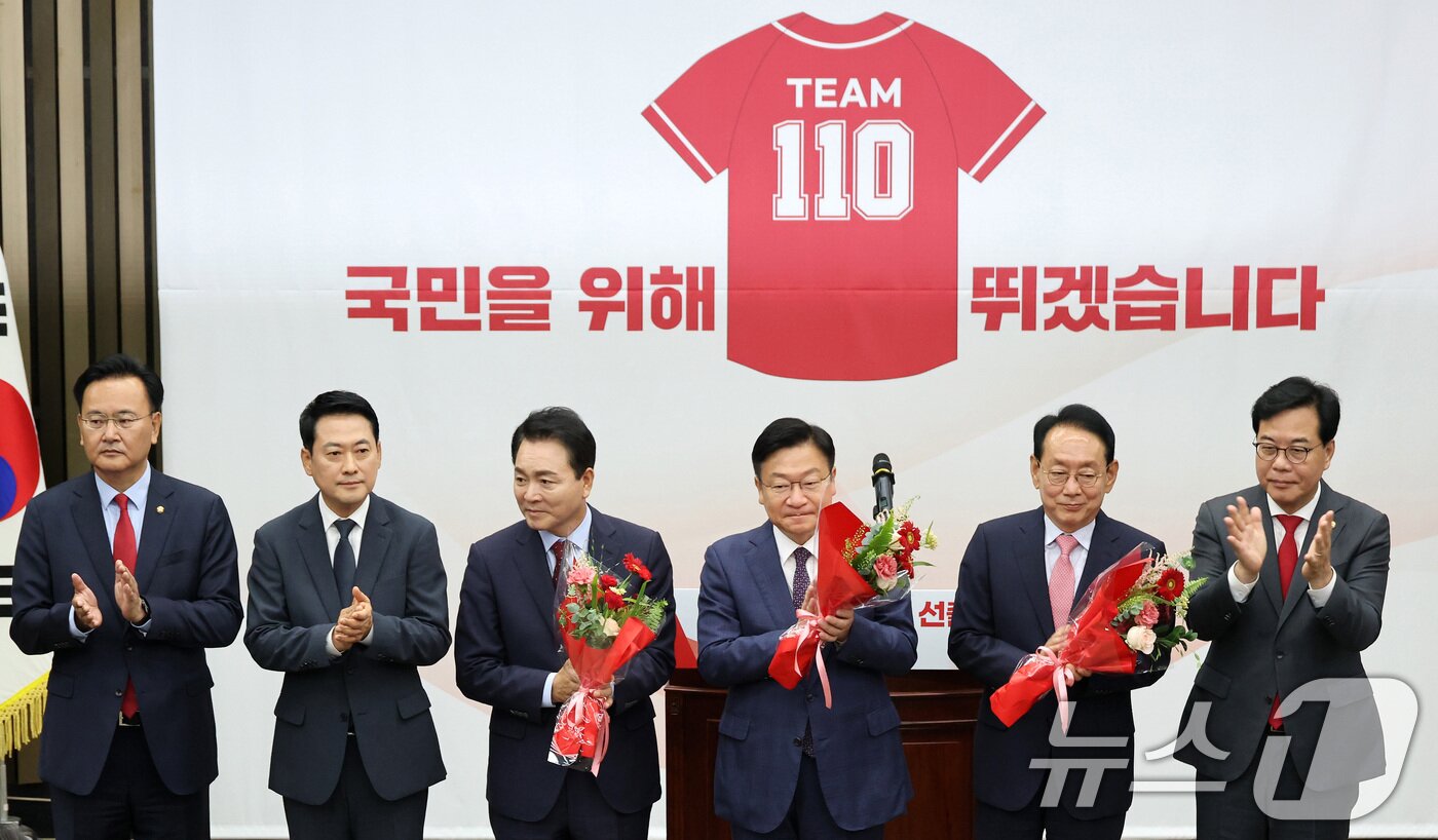 본문 이미지 - 정점식 국민의힘 신임 원내대표가 10일 서울 여의도 국회에서 열린 국민의힘 원내대표 선출 의원총회에서 장동혁 대표, 송언석 전 원내대표, 김도읍, 성일종 후보 등과 함께 박수를 치고 있다. (공동취재) 2026.6.10 ⓒ 뉴스1 신웅수 기자