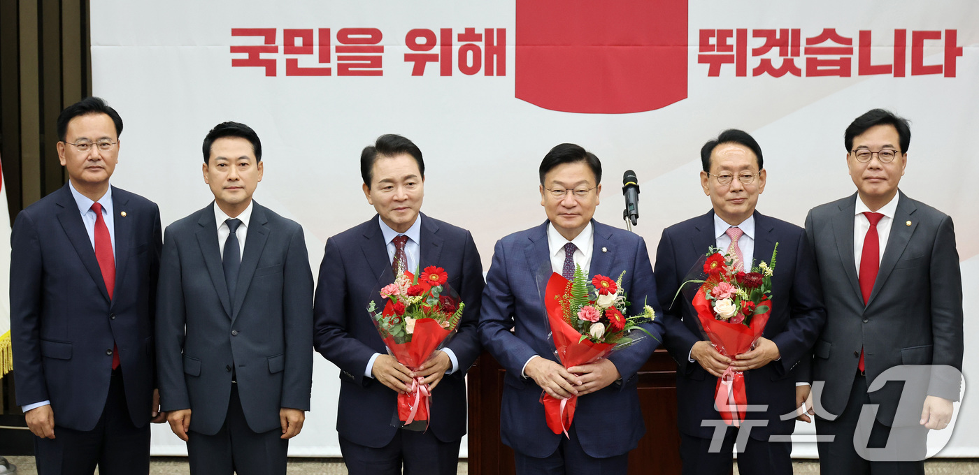 (서울=뉴스1) 신웅수 기자 = 정점식 국민의힘 신임 원내대표가 10일 서울 여의도 국회에서 열린 국민의힘 원내대표 선출 의원총회에서 장동혁 대표, 송언석 전 원내대표, 김도읍, …