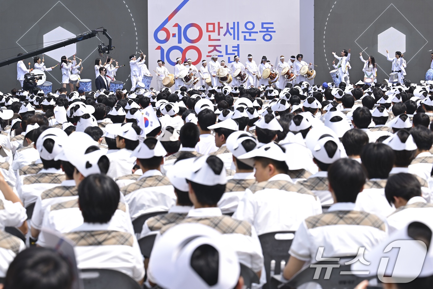 (서울=뉴스1) 김명섭 기자 = 10일 서울 종로구 광화문광장에서 제100주년 6·10만세운동 기념식이 열리고 있다. 6·10만세운동은 1926년 6월 10일 순종 장례일을 계기로 …