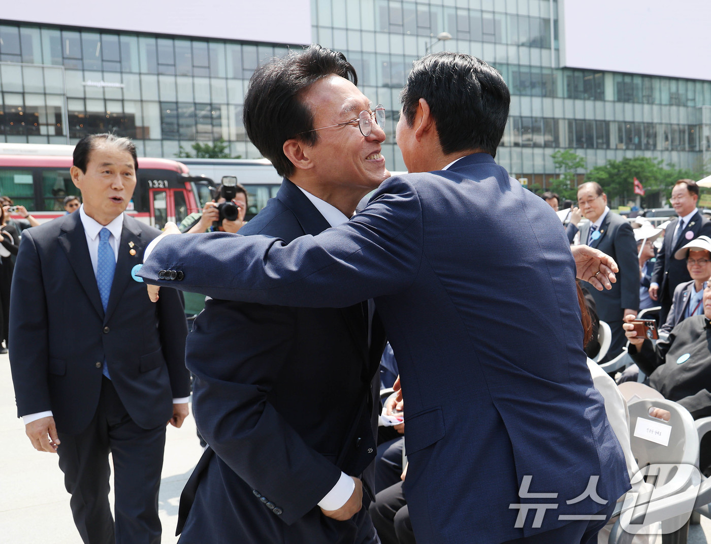 (서울=뉴스1) 김명섭 기자 = 김민석 국무총리와 정청래 더불어민주당 대표가 10일 오전 서울 종로구 광화문광장에서 열린 제100주년 6·10 만세운동 기념식에서 인사를 하고 있다 …