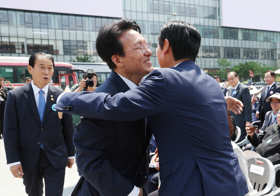 포옹하는 김민석 총리와 정청래 대표