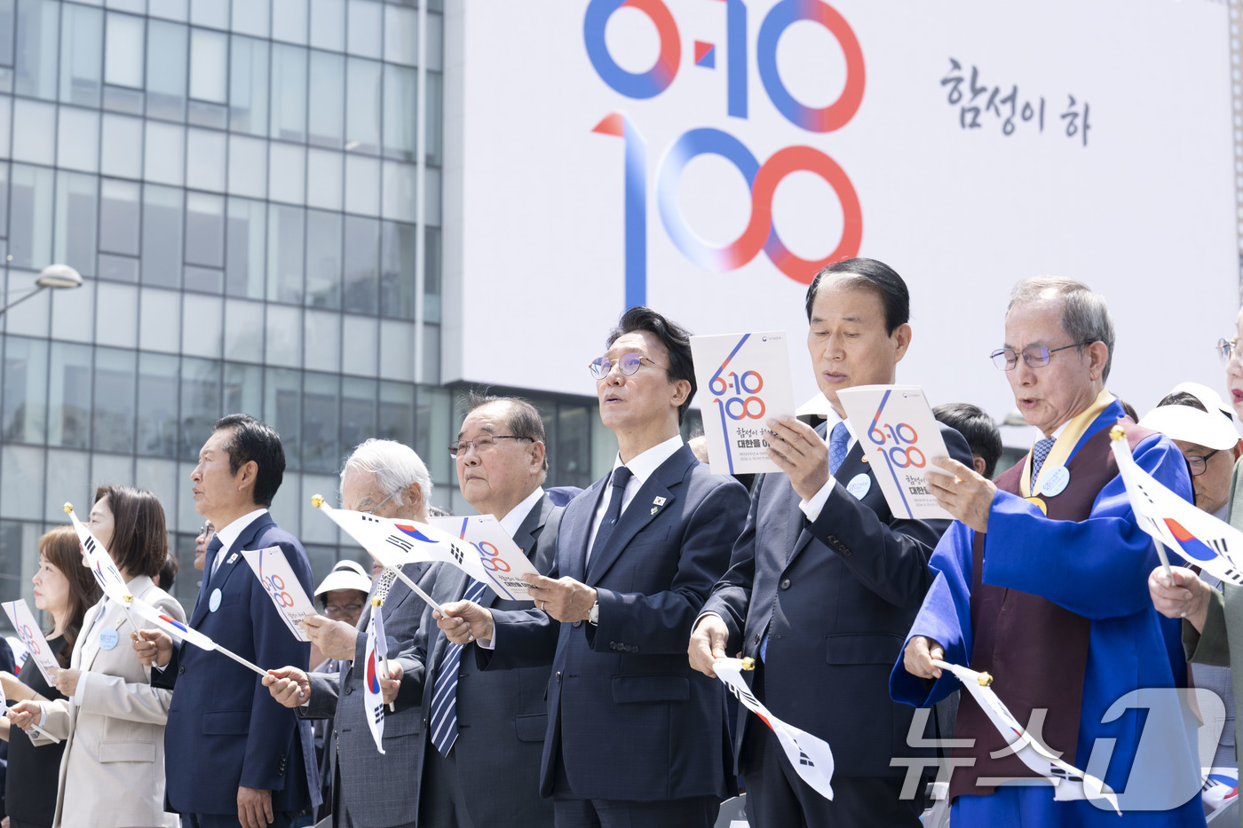 (서울=뉴스1) 김명섭 기자 = 10일 서울 종로구 광화문광장에서 열린 제100주년 6·10만세운동 기념식에서 김민석 국무총리(오른쪽 세 번째), 정청래 더불어민주당 대표(왼쪽 세 …