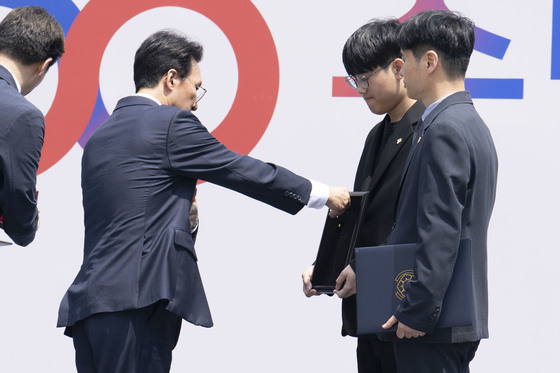 독립유공자 포상하는 김민석 총리