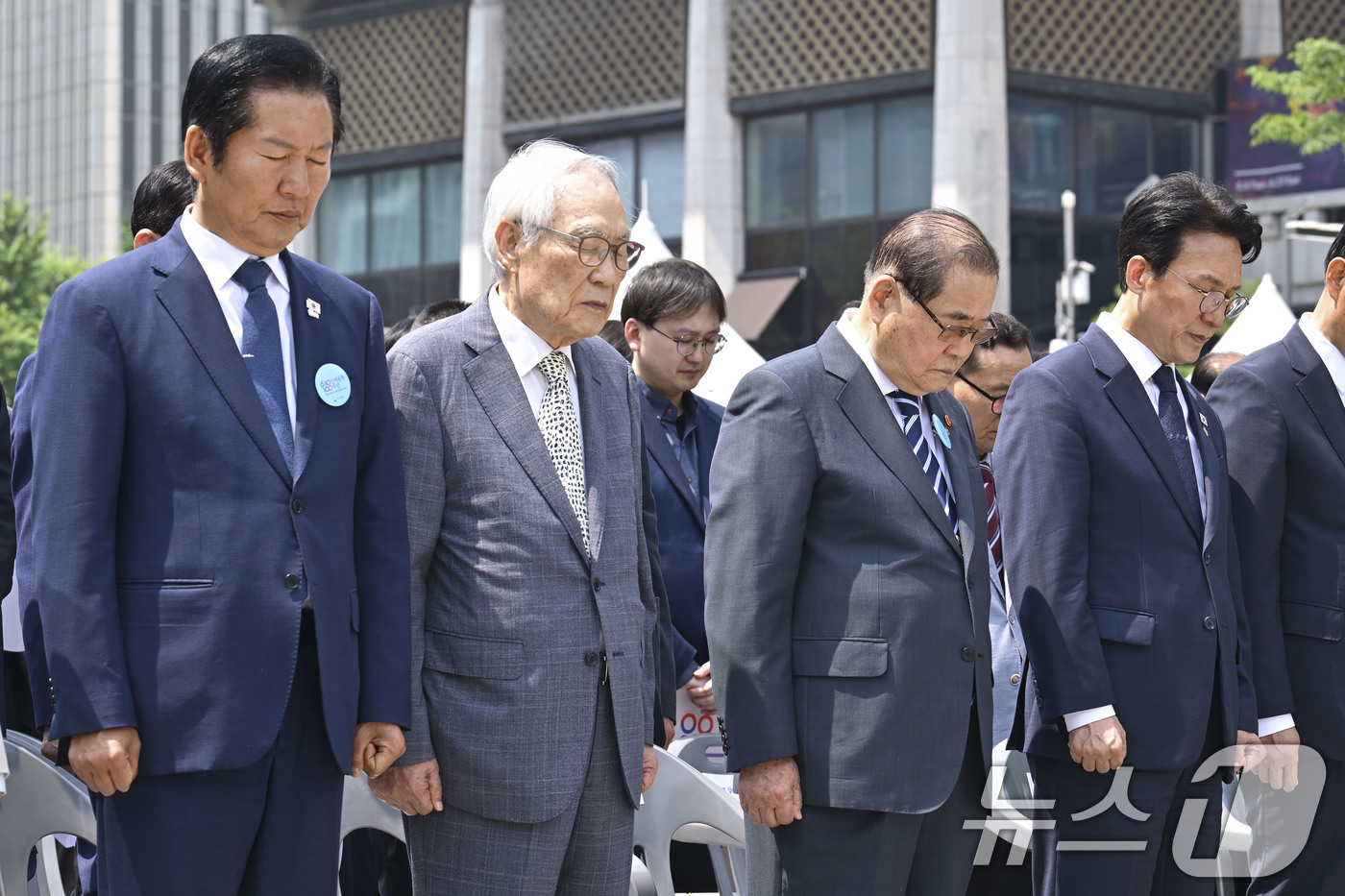 (서울=뉴스1) 김명섭 기자 = 김민석 국무총리, 정청래 더불어민주당 대표가 10일 서울 종로구 광화문광장에서 열린 제100주년 6·10만세운동 기념식에서 묵념을 하고 있다. (공 …