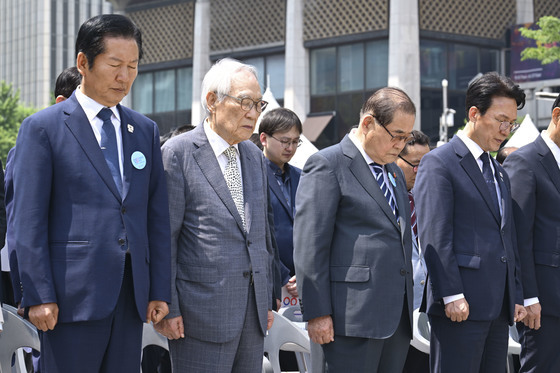 묵념하는 김민석 총리와 정청래 대표