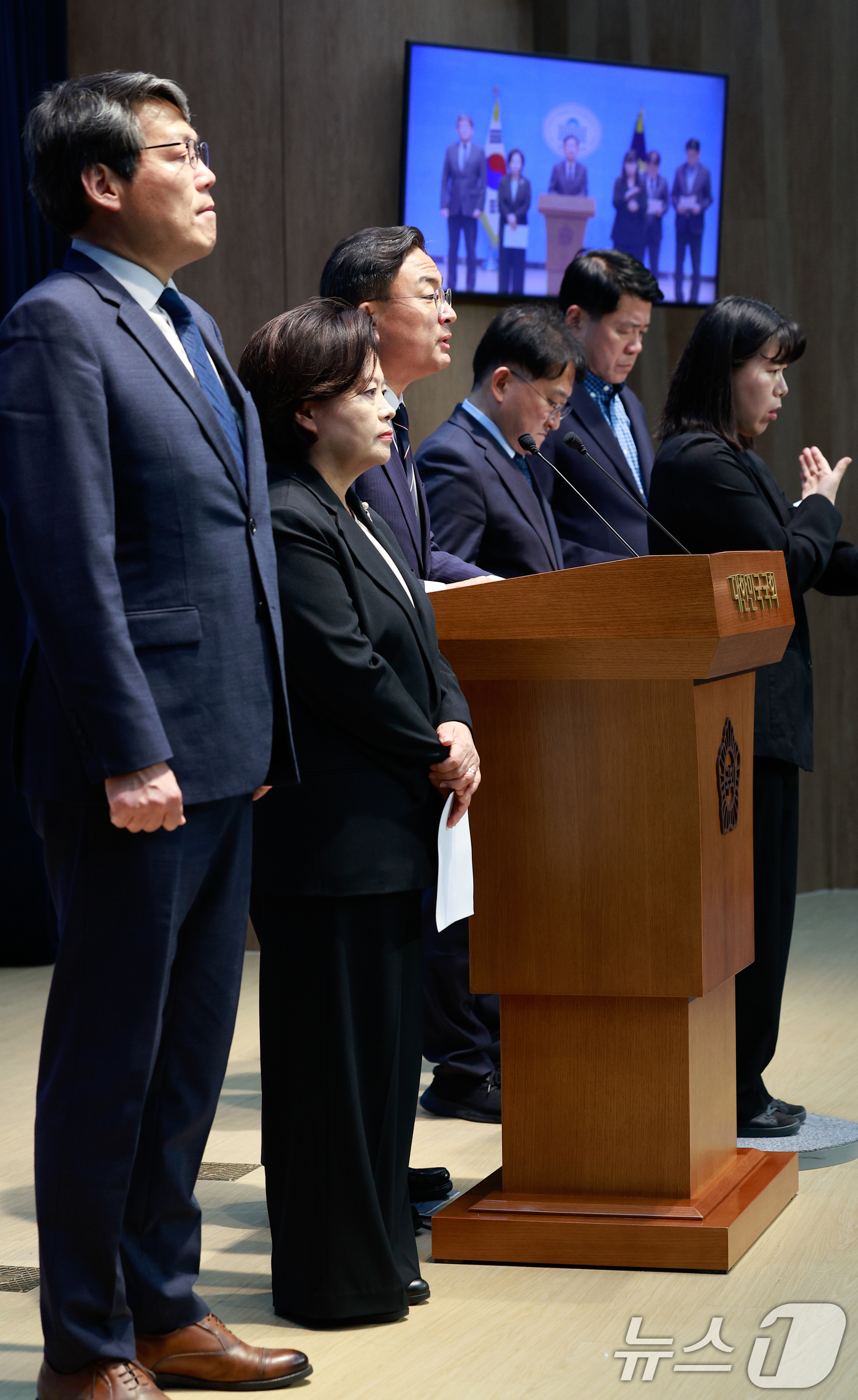 (서울=뉴스1) 안은나 기자 = 신장식 조국혁신당 대표 권한대행이 10일 서울 여의도 국회 소통관에서 검찰개혁 자문위 입장문과 관련 기자회견을 열고 "검사에게는 보완수사권이 아닌 …