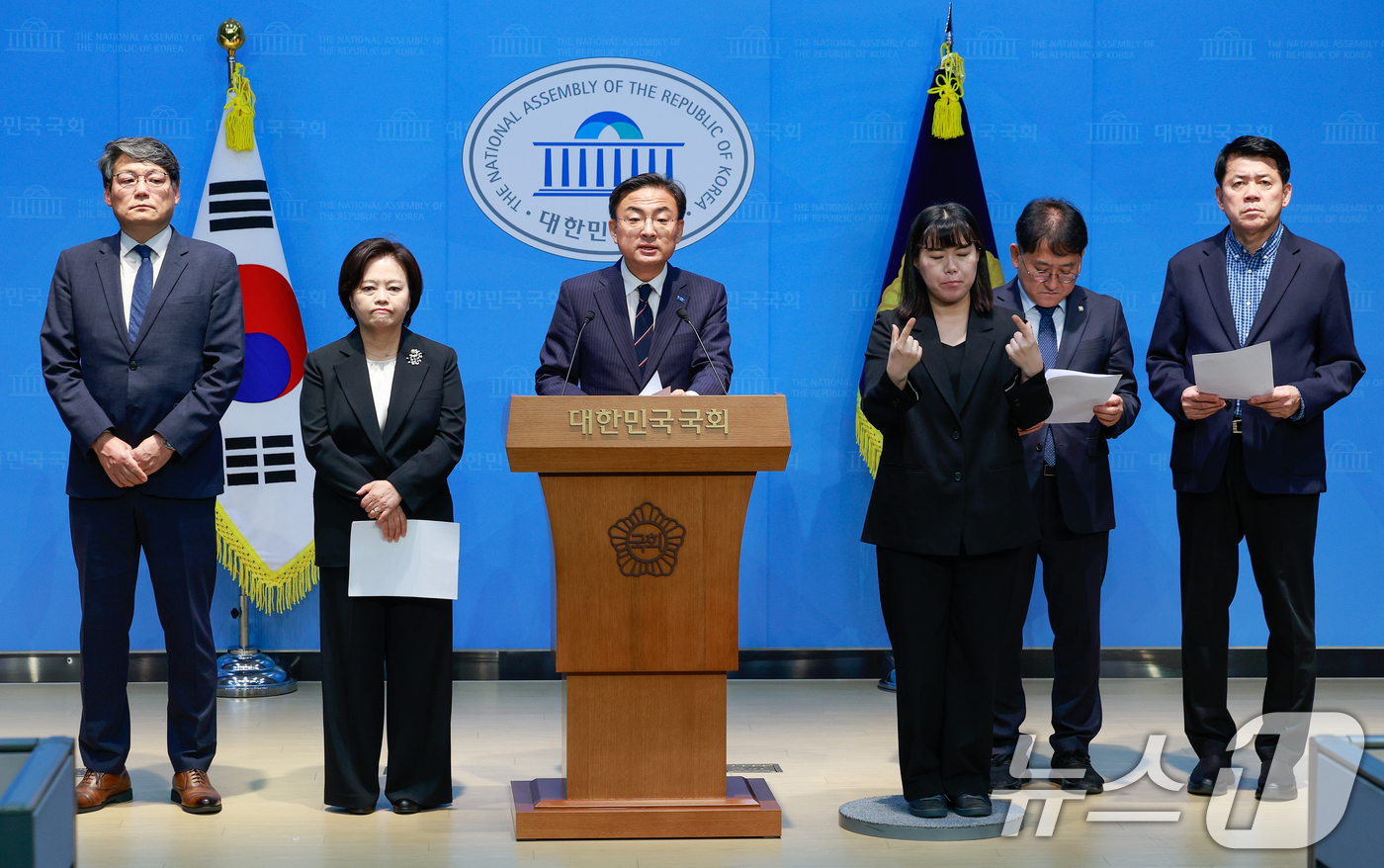 (서울=뉴스1) 안은나 기자 = 신장식 조국혁신당 대표 권한대행이 10일 서울 여의도 국회 소통관에서 검찰개혁 자문위 입장문과 관련 기자회견을 열고 "검사에게는 보완수사권이 아닌 …