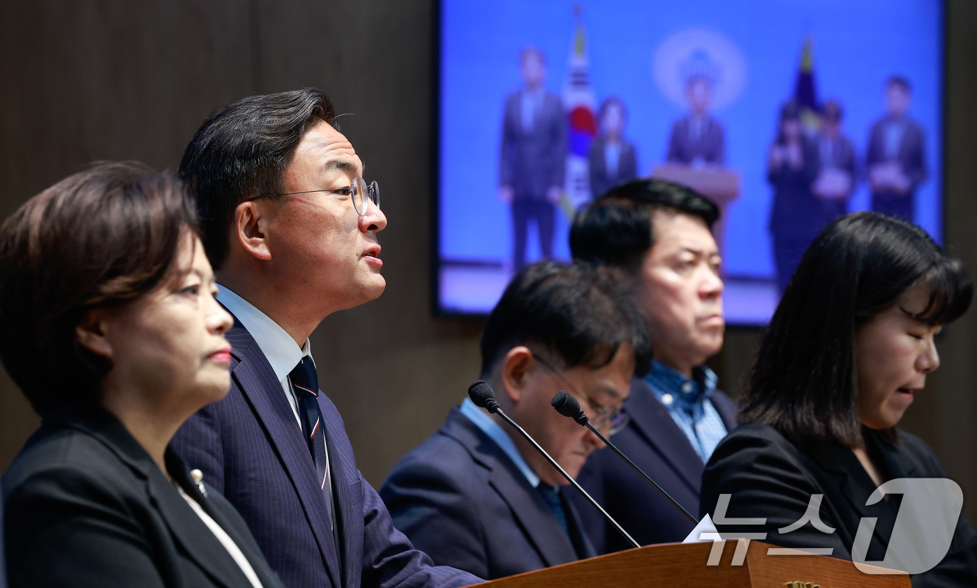 (서울=뉴스1) 안은나 기자 = 신장식 조국혁신당 대표 권한대행이 10일 서울 여의도 국회 소통관에서 검찰개혁 자문위 입장문과 관련 기자회견을 열고 "검사에게는 보완수사권이 아닌 …
