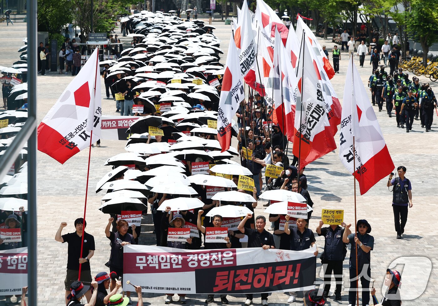 본문 이미지 - 전국화학섬유식품산업노동조합 카카오지회 조합원들이 10일 오전 경기 성남시 카카오 판교아지트 일대에서 사측의 임금 인상률과 성과급 등 보상 체계를 규탄하는 결의대회를 열고 행진하고 있다. 카카오 노조의 파업은 2006년 카카오 전신인 아이위랩 설립 이후 20년 만에 처음이다. 2026.6.10 ⓒ 뉴스1 김민지 기자