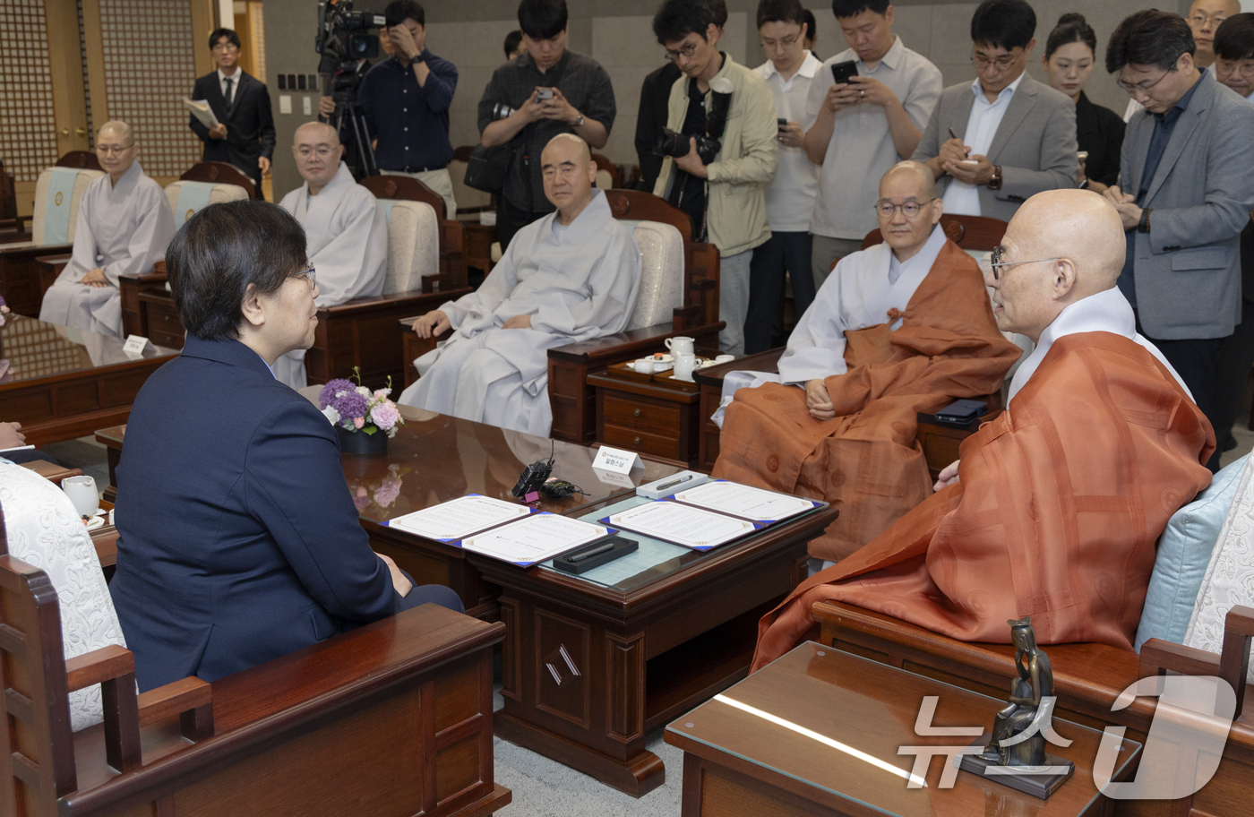 (서울=뉴스1) = 정은경 보건복지부 장관과 조계종 총무원장 진우스님이 10일 서울 종로구 조계종 총무원에서 욜란 실종아동 가족과 아동학대 피해 가족의 회복을 지원하기 위한 '가족 …