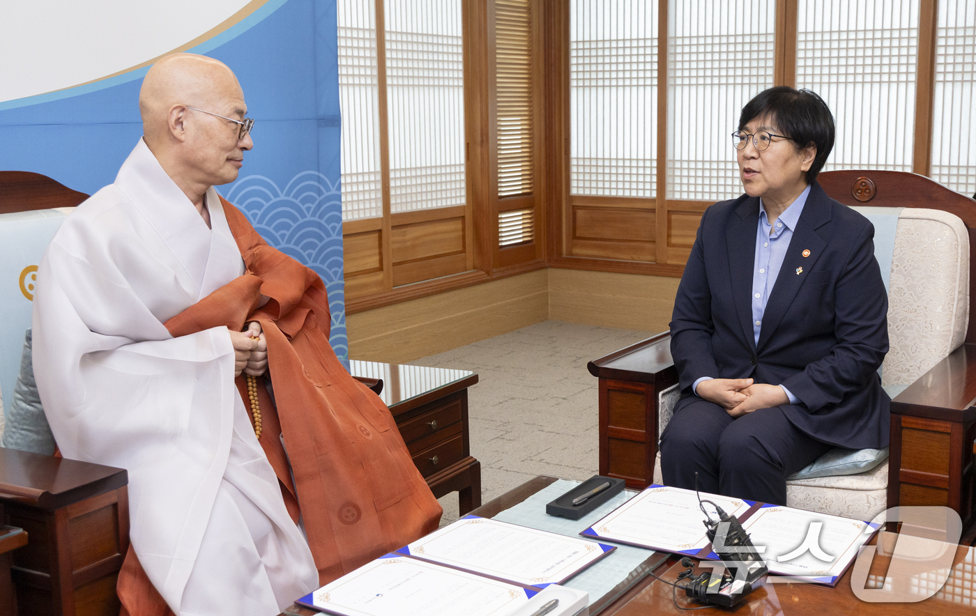 (서울=뉴스1) = 정은경 보건복지부 장관과 조계종 총무원장 진우스님이 10일 서울 종로구 조계종 총무원에서 욜란 실종아동 가족과 아동학대 피해 가족의 회복을 지원하기 위한 '가족 …