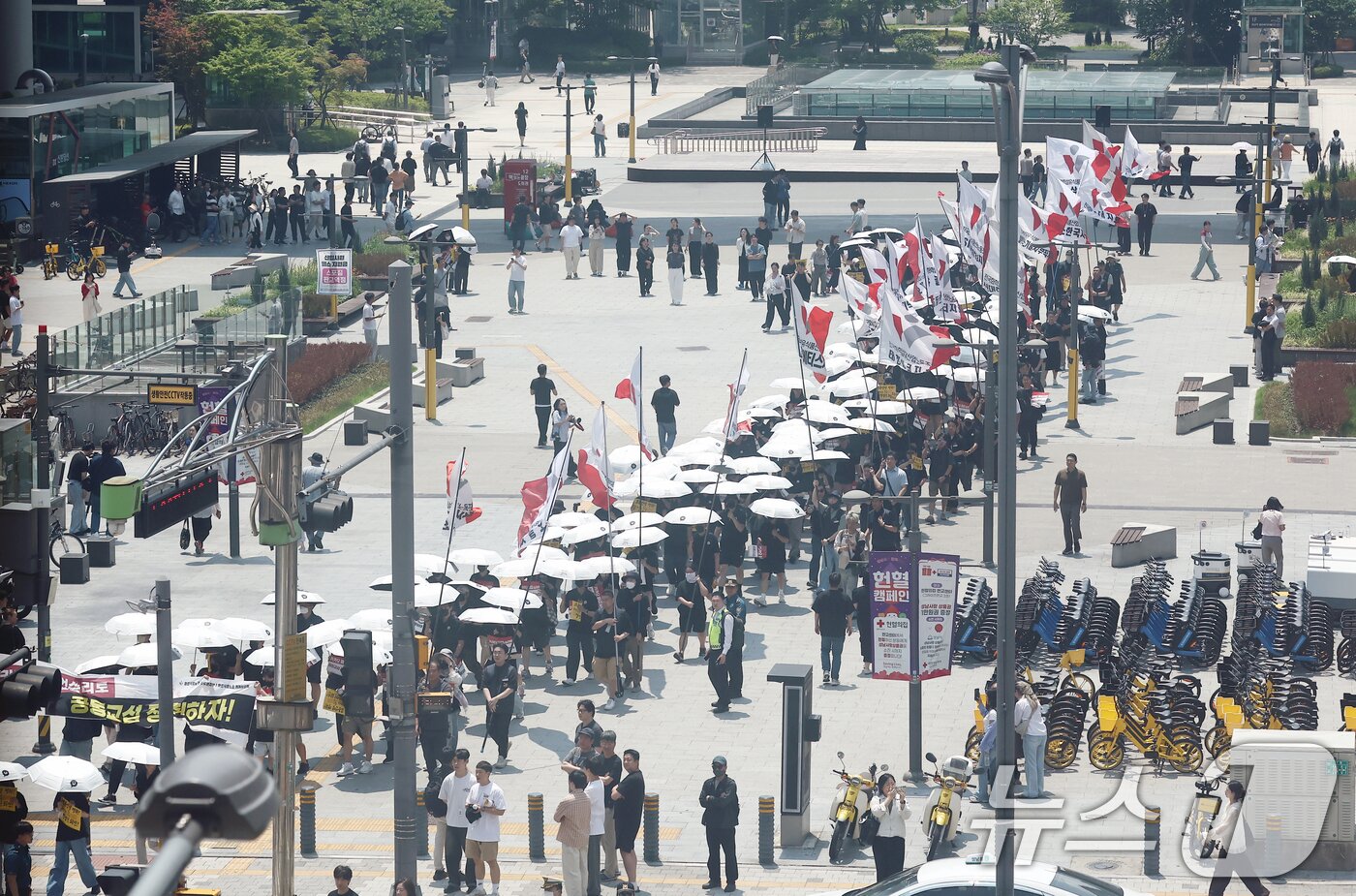 본문 이미지 - 전국화학섬유식품산업노동조합 카카오지회 조합원들이 10일 오전 경기 성남시 카카오 판교아지트 일대에서 사측의 임금 인상률과 성과급 등 보상 체계를 규탄하는 결의대회를 열고 행진하고 있다. 카카오 노조의 파업은 2006년 카카오 전신인 아이위랩 설립 이후 20년 만에 처음이다. 2026.6.10 ⓒ 뉴스1 김민지 기자