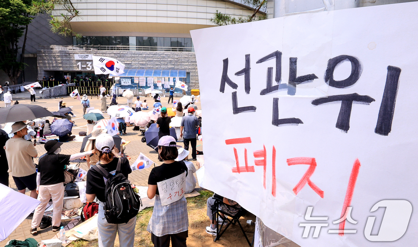 (서울=뉴스1) 이호윤 기자 = 제9회 전국동시지방선거 투표용지 부족 사태를 규탄하며 재선거를 요구하는 집회가 계속되는 10일 서울 송파구 올림픽공원 핸드볼경기장 개표소 앞에 시민 …