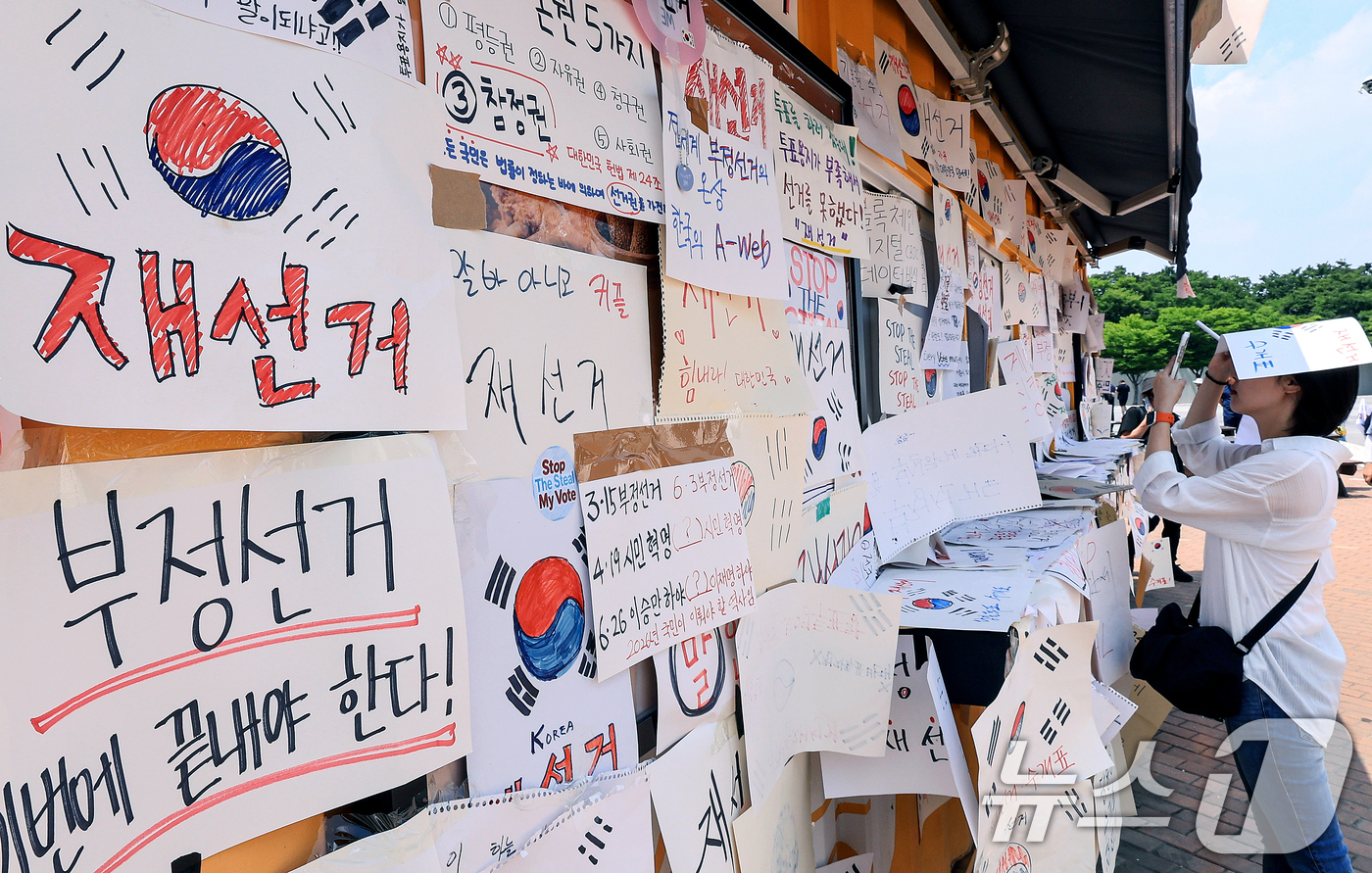 (서울=뉴스1) 이호윤 기자 = 제9회 전국동시지방선거 투표용지 부족 사태를 규탄하며 재선거를 요구하는 집회가 계속되는 10일 서울 송파구 올림픽공원 핸드볼경기장 인근 티켓 부스에 …