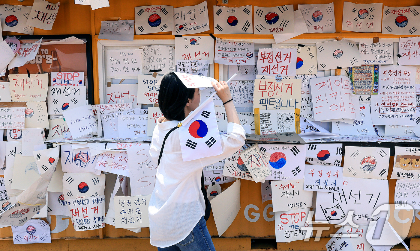 (서울=뉴스1) 이호윤 기자 = 제9회 전국동시지방선거 투표용지 부족 사태를 규탄하며 재선거를 요구하는 집회가 계속되는 10일 서울 송파구 올림픽공원 핸드볼경기장 인근 티켓 부스에 …