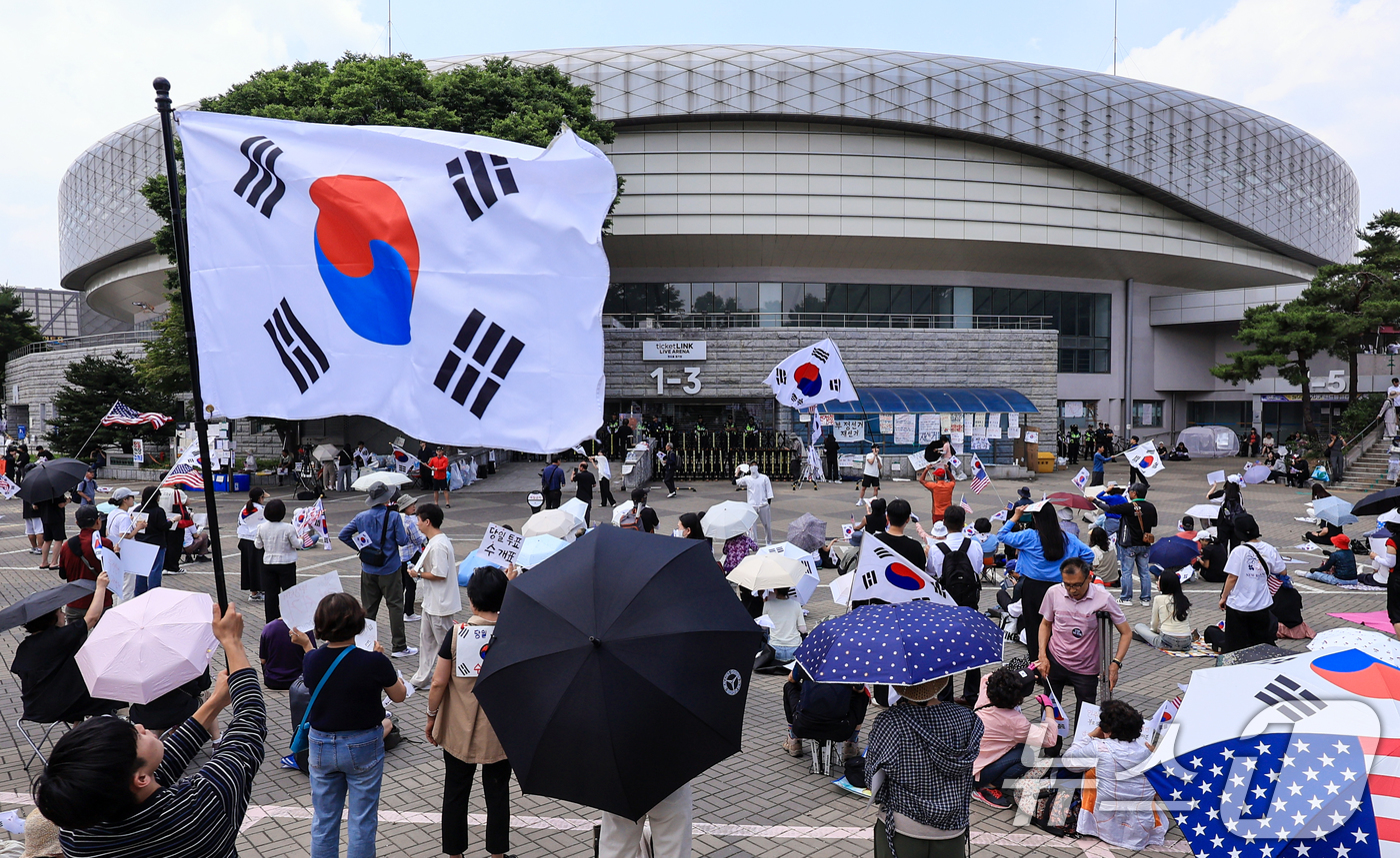 (서울=뉴스1) 이호윤 기자 = 제9회 전국동시지방선거 투표용지 부족 사태를 규탄하며 재선거를 요구하는 집회가 계속되는 10일 서울 송파구 올림픽공원 핸드볼경기장 개표소 앞에 시민 …