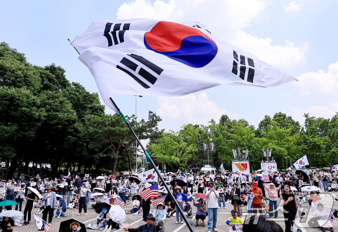 (서울=뉴스1) 이호윤 기자 = 제9회 전국동시지방선거 투표용지 부족 사태를 규탄하며 재선거를 요구하는 집회가 계속되는 10일 서울 송파구 올림픽공원 핸드볼경기장 개표소 앞에 시민 …