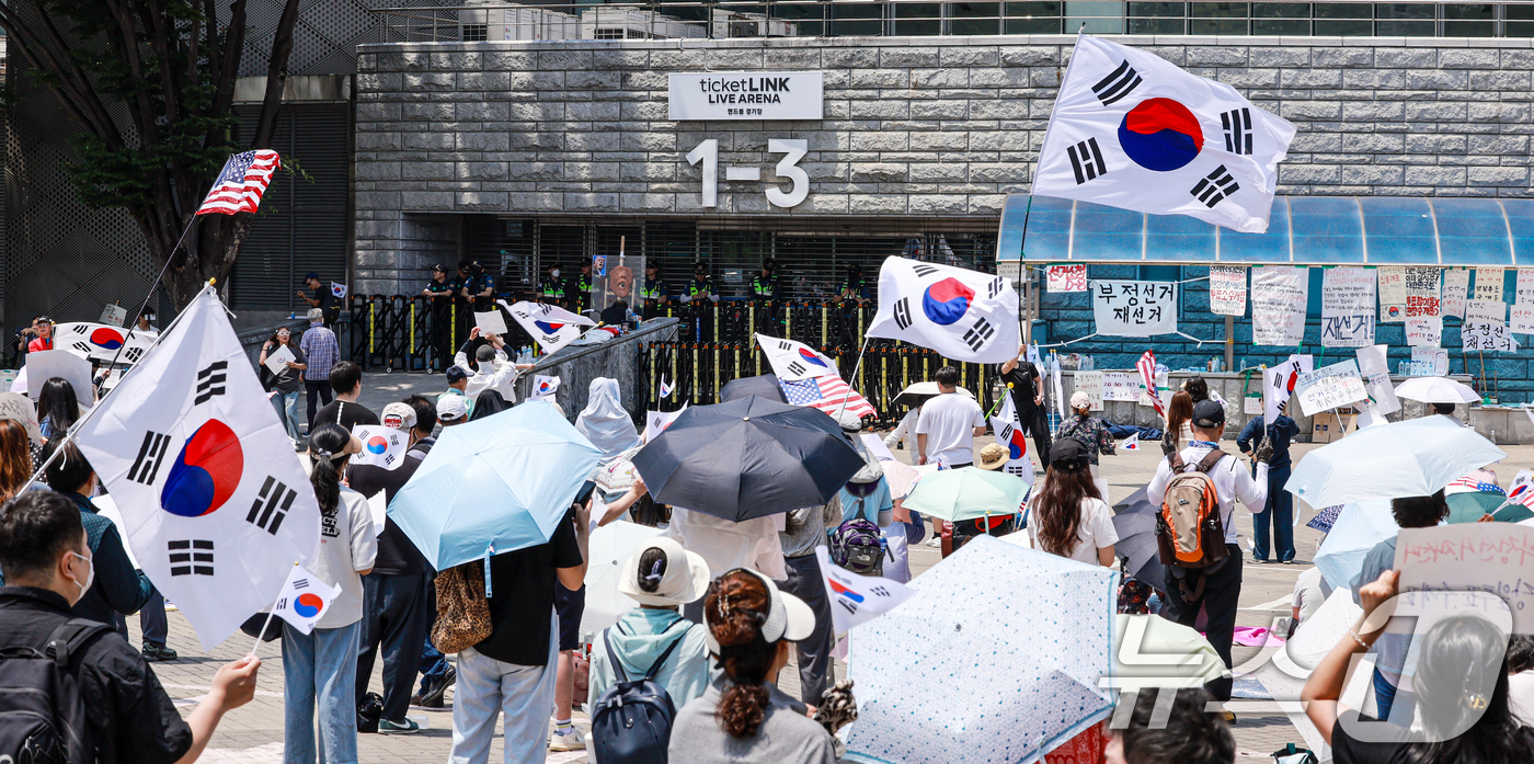(서울=뉴스1) 이호윤 기자 = 제9회 전국동시지방선거 투표용지 부족 사태를 규탄하며 재선거를 요구하는 집회가 계속되는 10일 서울 송파구 올림픽공원 핸드볼경기장 개표소 앞에 시민 …