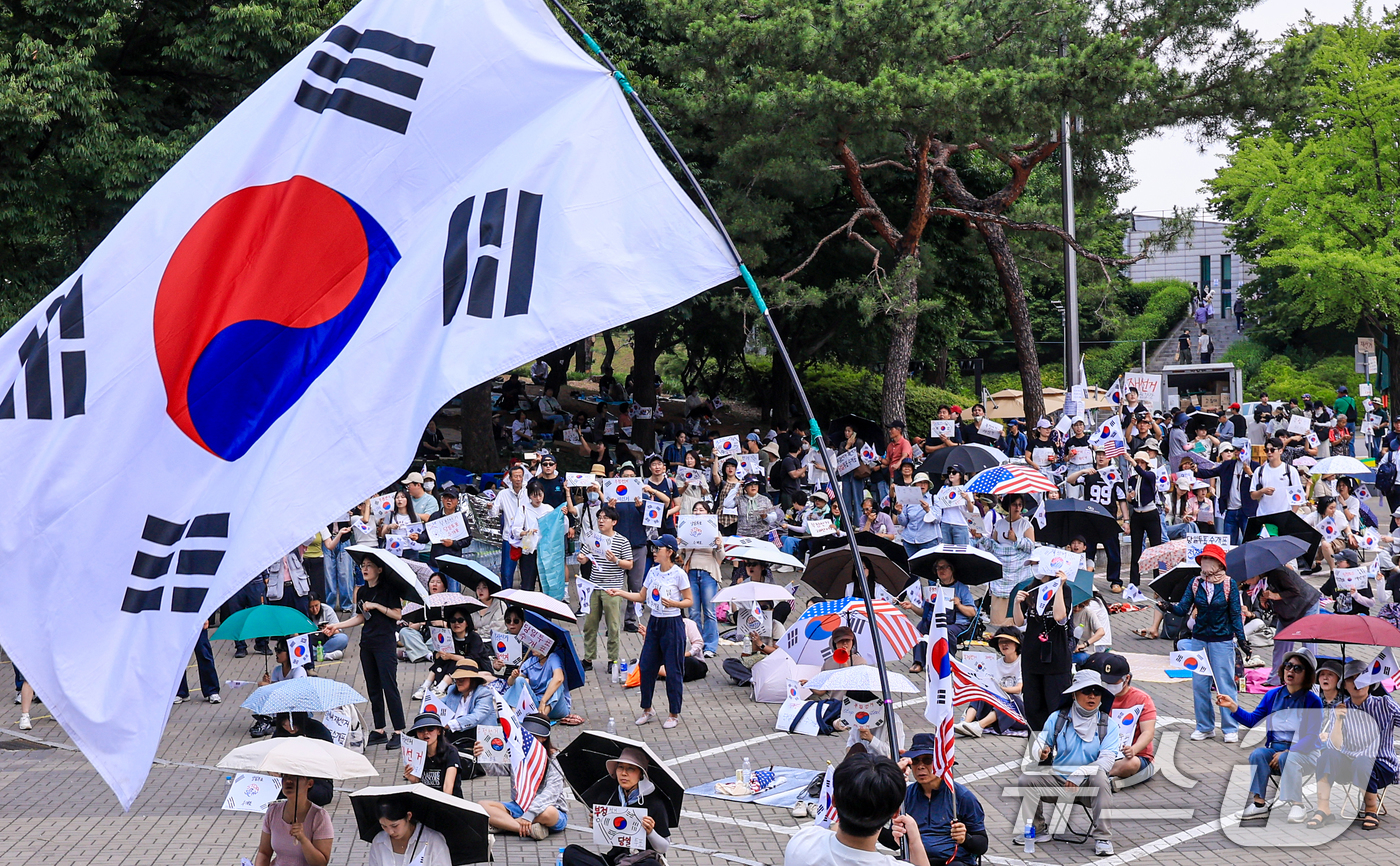 (서울=뉴스1) 이호윤 기자 = 제9회 전국동시지방선거 투표용지 부족 사태를 규탄하며 재선거를 요구하는 집회가 계속되는 10일 서울 송파구 올림픽공원 핸드볼경기장 개표소 앞에 시민 …