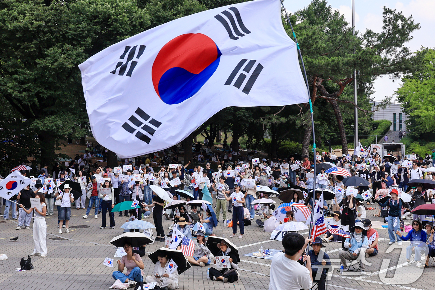 (서울=뉴스1) 이호윤 기자 = 제9회 전국동시지방선거 투표용지 부족 사태를 규탄하며 재선거를 요구하는 집회가 계속되는 10일 서울 송파구 올림픽공원 핸드볼경기장 개표소 앞에 시민 …