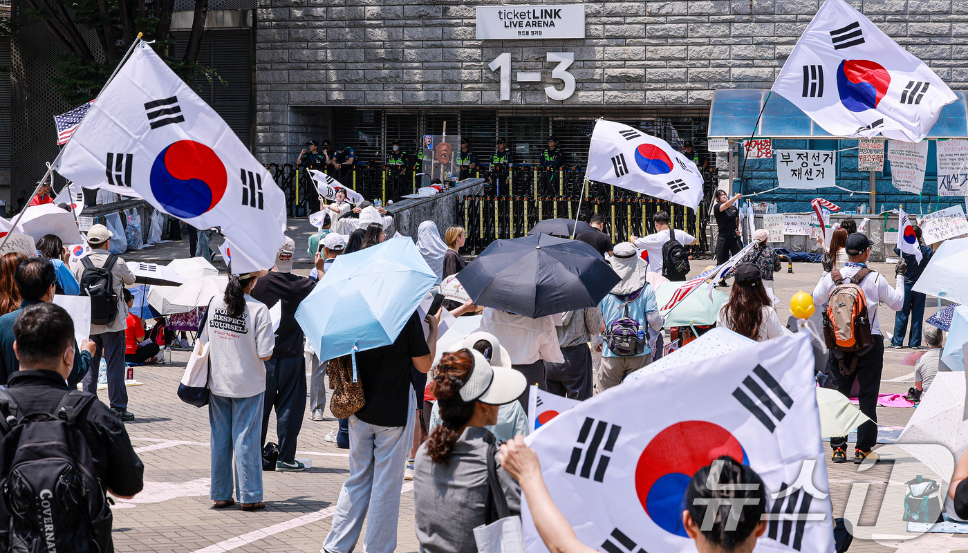(서울=뉴스1) 이호윤 기자 = 제9회 전국동시지방선거 투표용지 부족 사태를 규탄하며 재선거를 요구하는 집회가 계속되는 10일 서울 송파구 올림픽공원 핸드볼경기장 개표소 앞에 시민 …