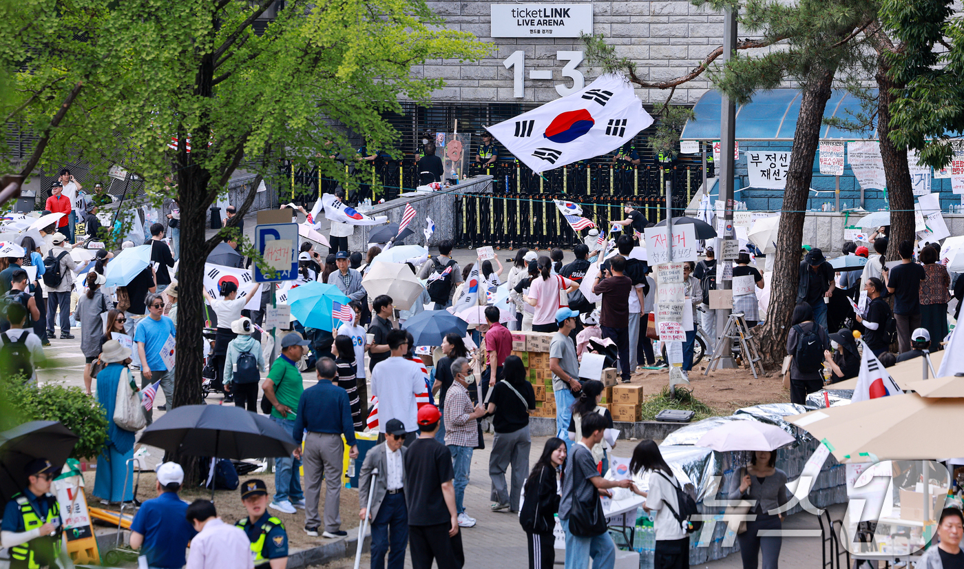 (서울=뉴스1) 이호윤 기자 = 제9회 전국동시지방선거 투표용지 부족 사태를 규탄하며 재선거를 요구하는 집회가 계속되는 10일 서울 송파구 올림픽공원 핸드볼경기장 개표소 앞에 시민 …