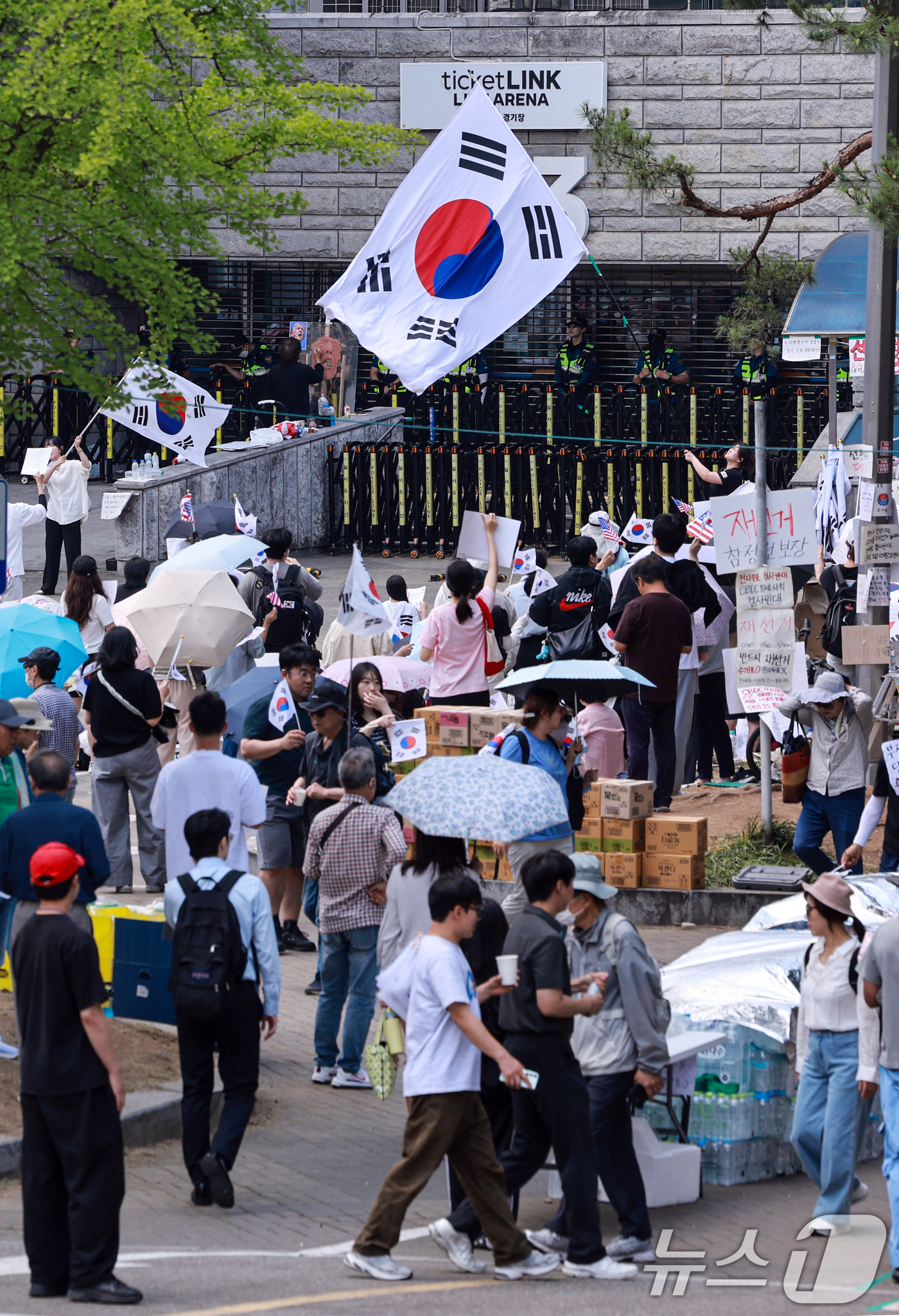 (서울=뉴스1) 이호윤 기자 = 제9회 전국동시지방선거 투표용지 부족 사태를 규탄하며 재선거를 요구하는 집회가 계속되는 10일 서울 송파구 올림픽공원 핸드볼경기장 개표소 앞에 시민 …